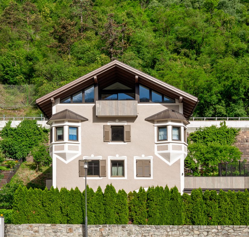 Eleganter Auftritt vor dem Klosterhügel: Die Villa Lambacher in Klausen erhielt eine stilvolle Komplettrenovierung.